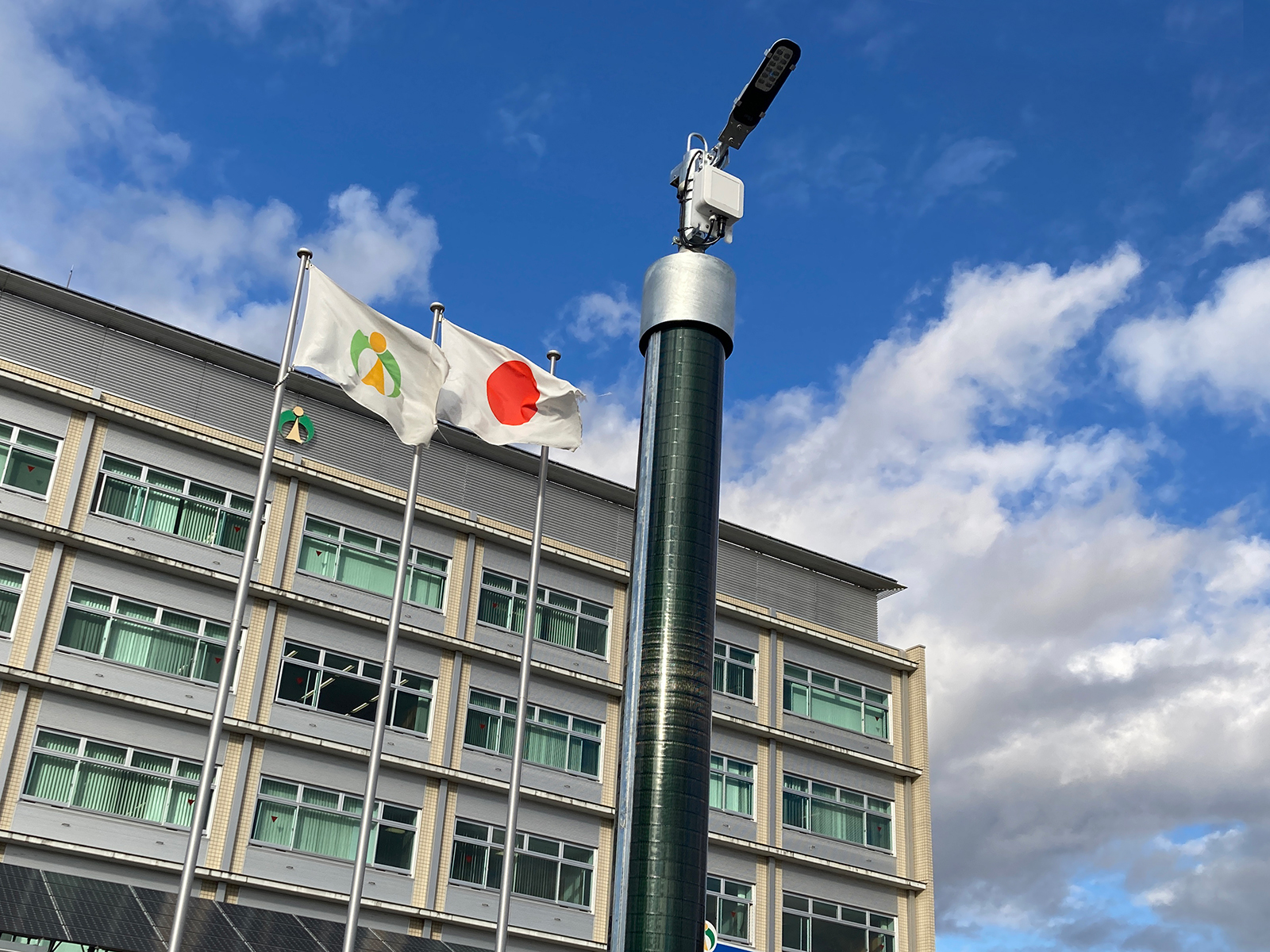 神戸新聞で宍粟市におけるオフグリッド電源ポール実証実験が紹介されました。