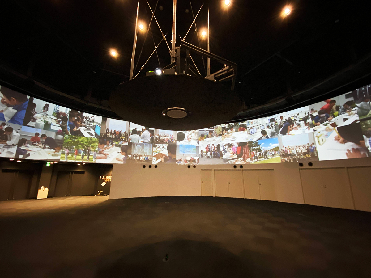 223インチの大型スクリーンと270度スクリーンによる映像・音響システムの納入例｜東北大学 様