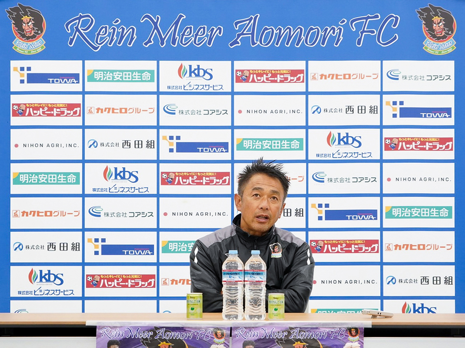ラインメール青森FCのメインスポンサー東和電材株式会社様にスポンサーボードを寄贈いたしました。