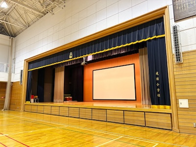 体育館への250インチ大型スクリーン・プロジェクター最適化事例｜成蹊小学校 様