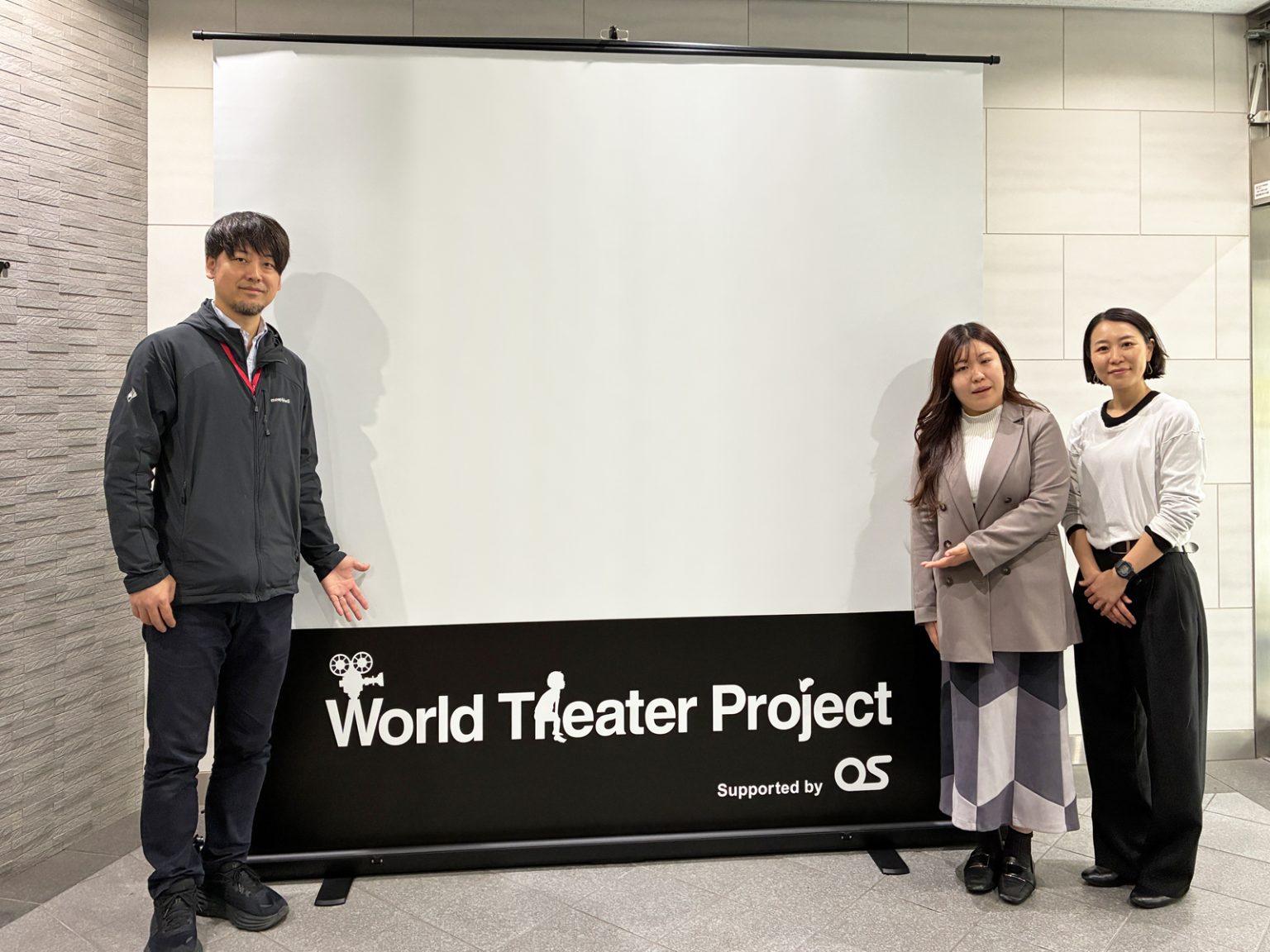 NPO法人「World Theater Project」に自立するモバイルスクリーンを寄贈